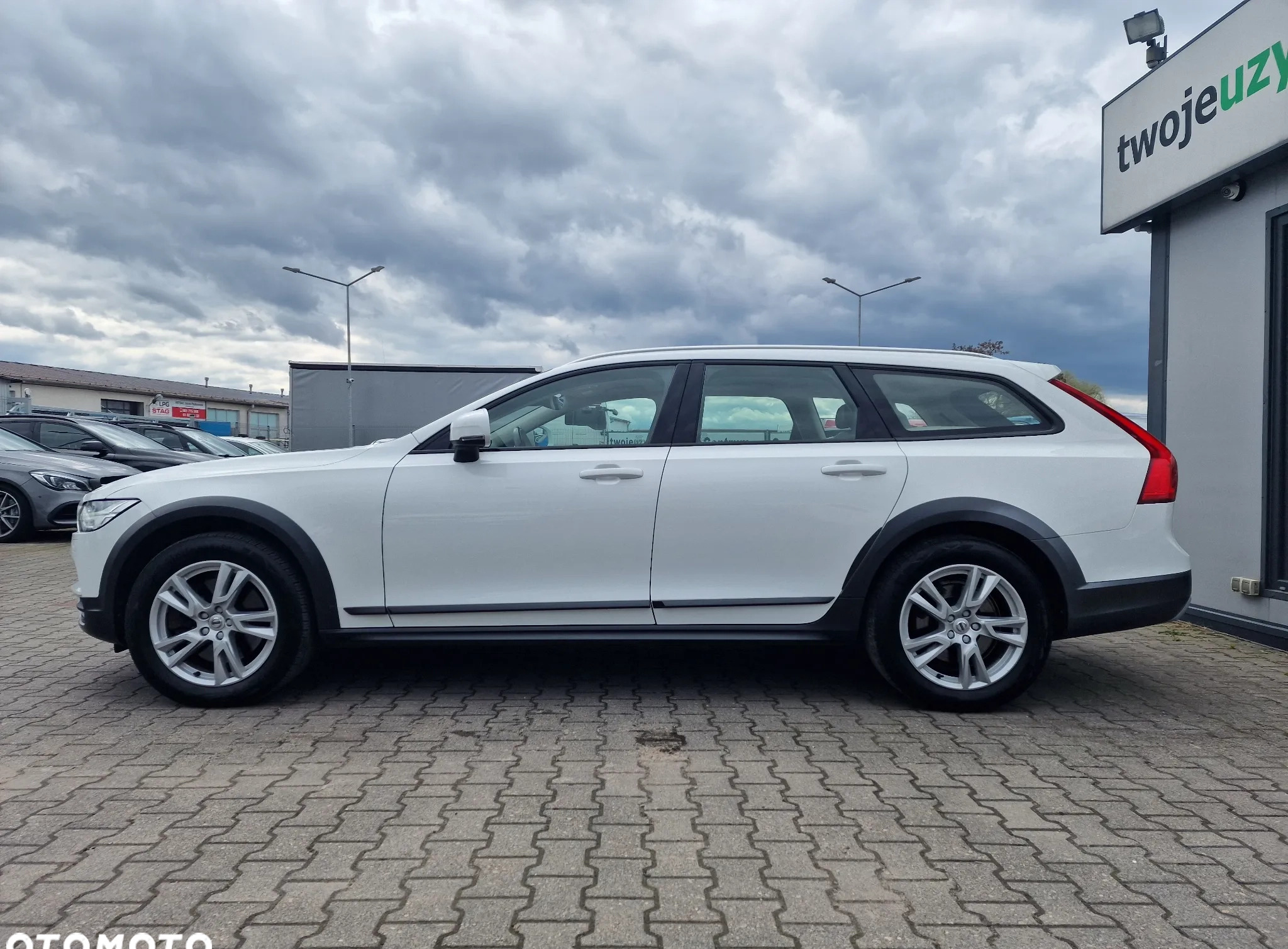 Volvo V90 Cross Country cena 84900 przebieg: 375480, rok produkcji 2017 z Ryki małe 497